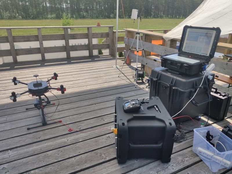 Einsatz des Tethering-Systems mit Laptop und Steuerungseinheit auf Holzplattform im Freien