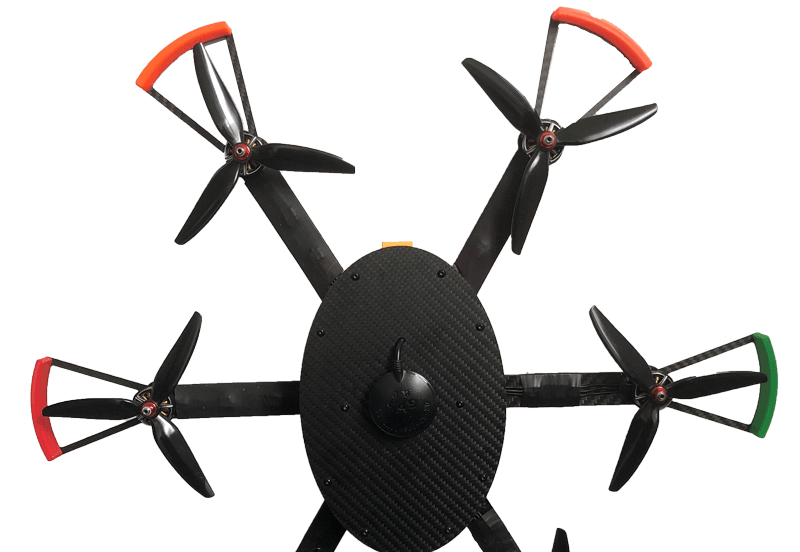 Leichte UAV Drohne mit farbigen Schutzbügeln in Schwarz Rot und Grün. Kompaktes Design für Indoor Flugtests und präzise Steuerung.