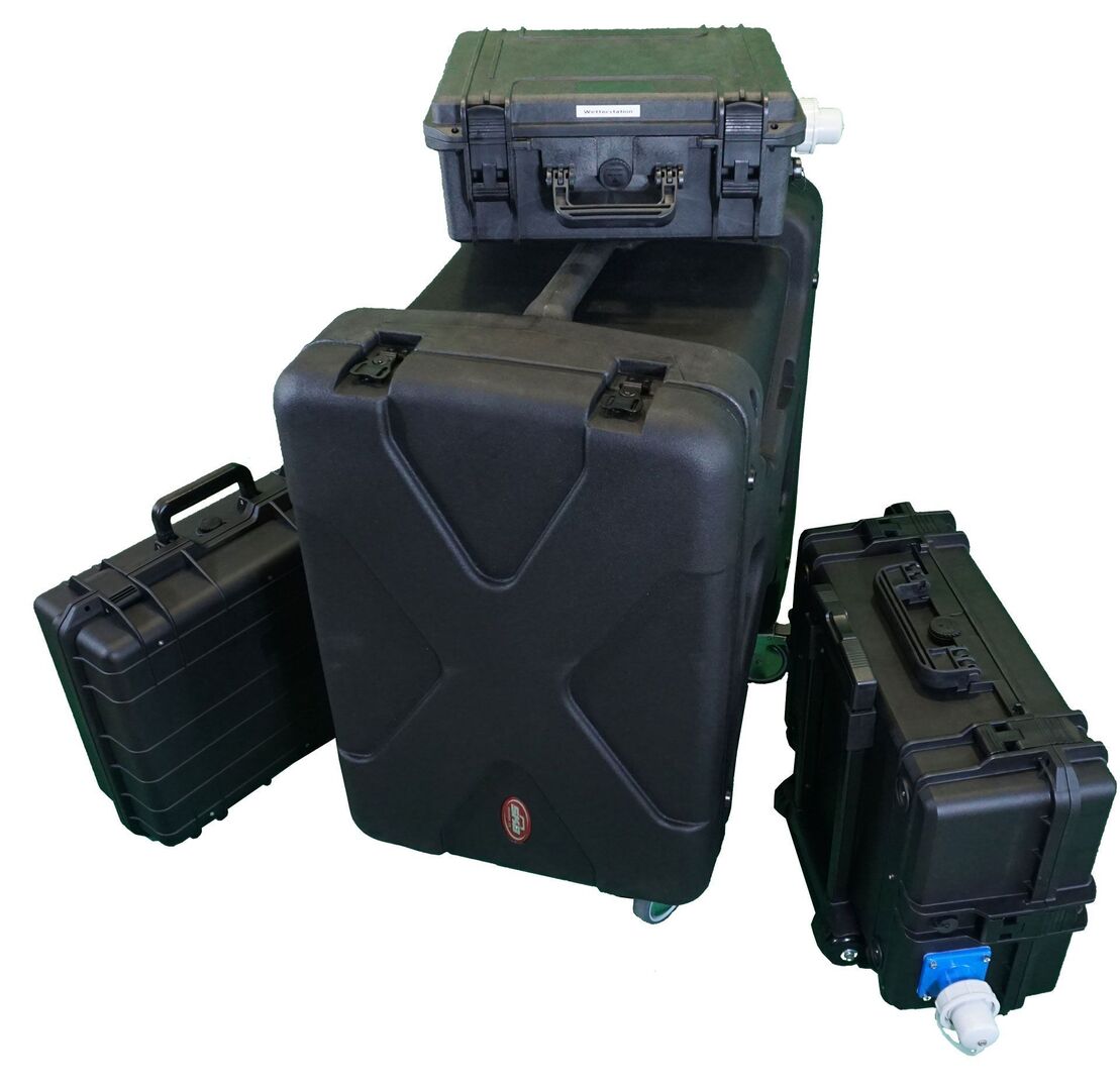 Vier robuste Transportkoffer für S UAV Systeme mit Rollen und Griffen. Schutzlösung für UAV Komponenten im mobilen Einsatz.