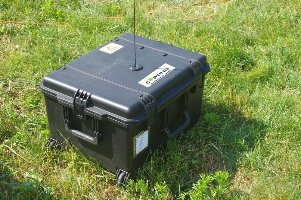 Gefesselte Drohne Bodenstation im robusten Schutzkoffer  auf grüner Wiese für UAV Einsätze